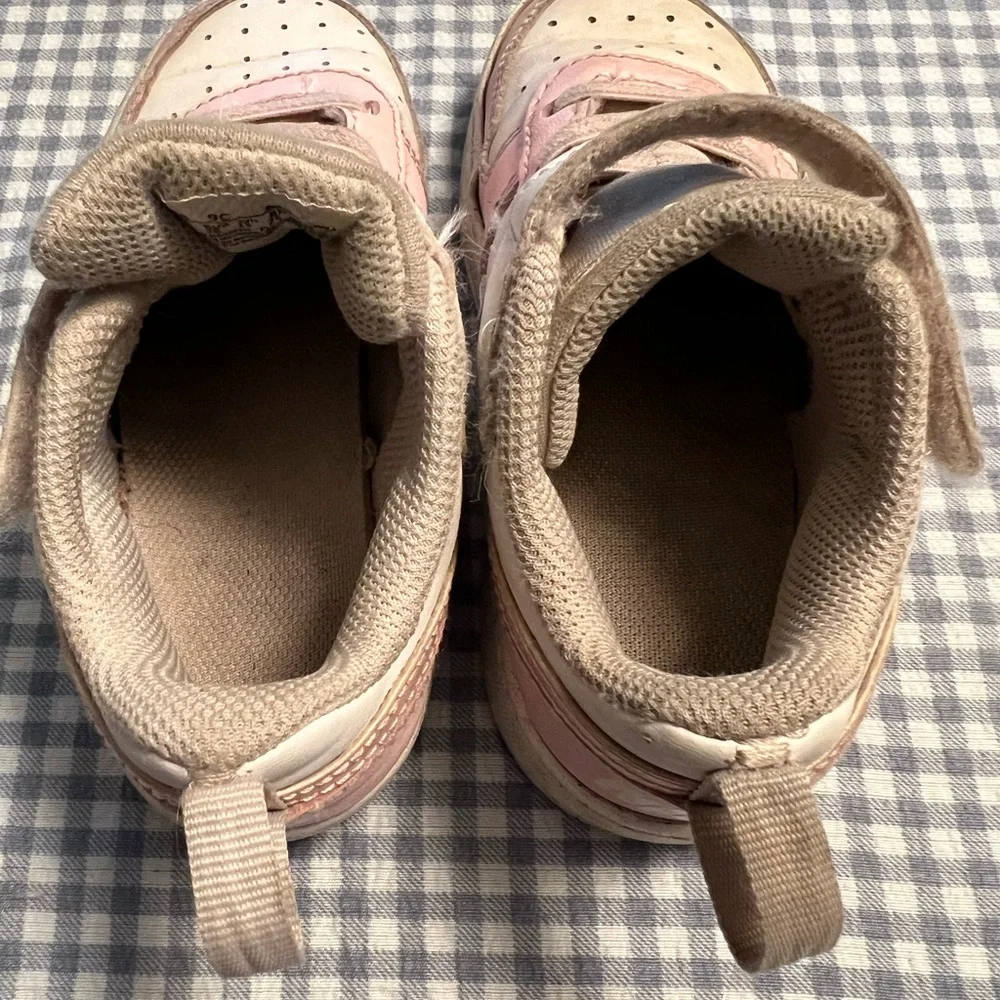Toddler girls size 9 Nike pink and white shoes
